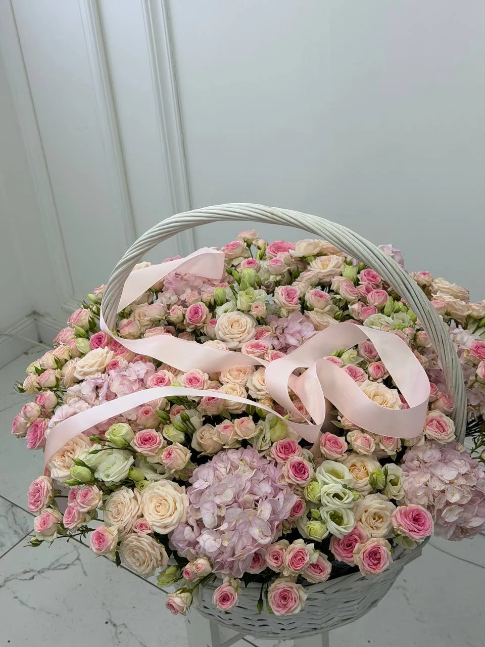Букет из 9 белых пионов Duchesse de Nemours