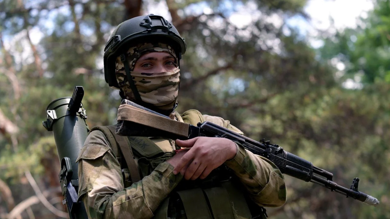 Военная форма и документы на столе