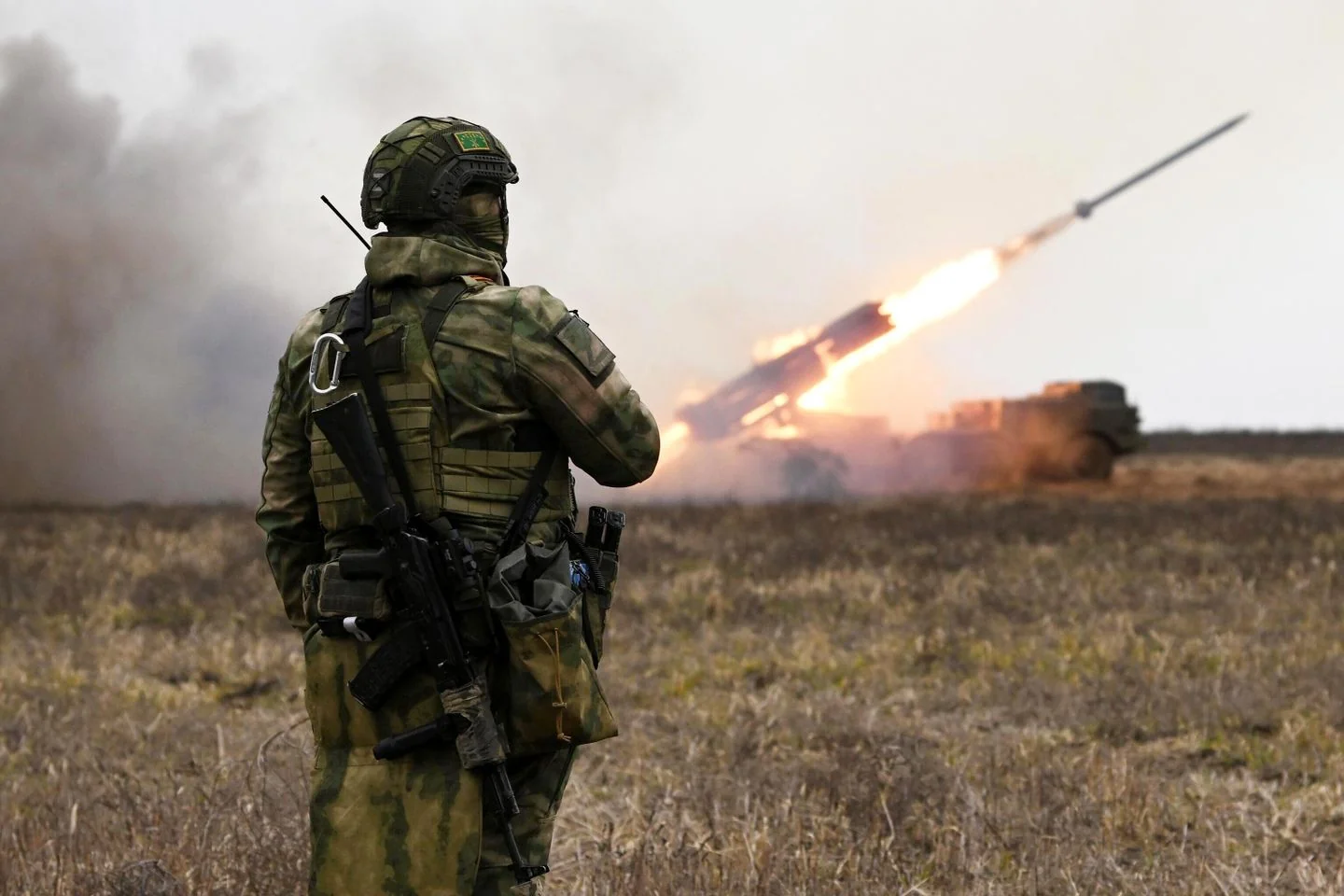 Военные документы на столе юриста