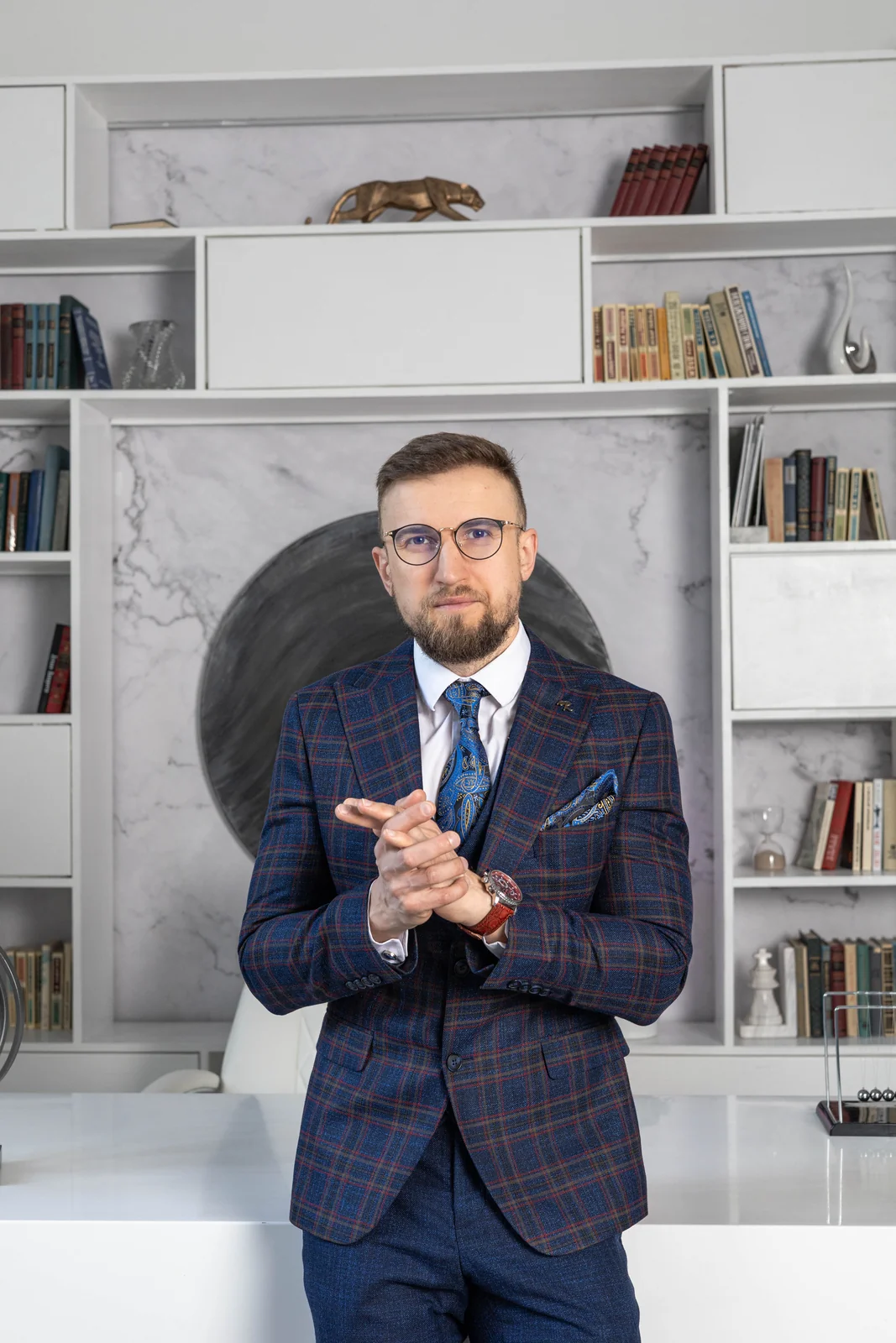 Михаил Жигулин в кабинете