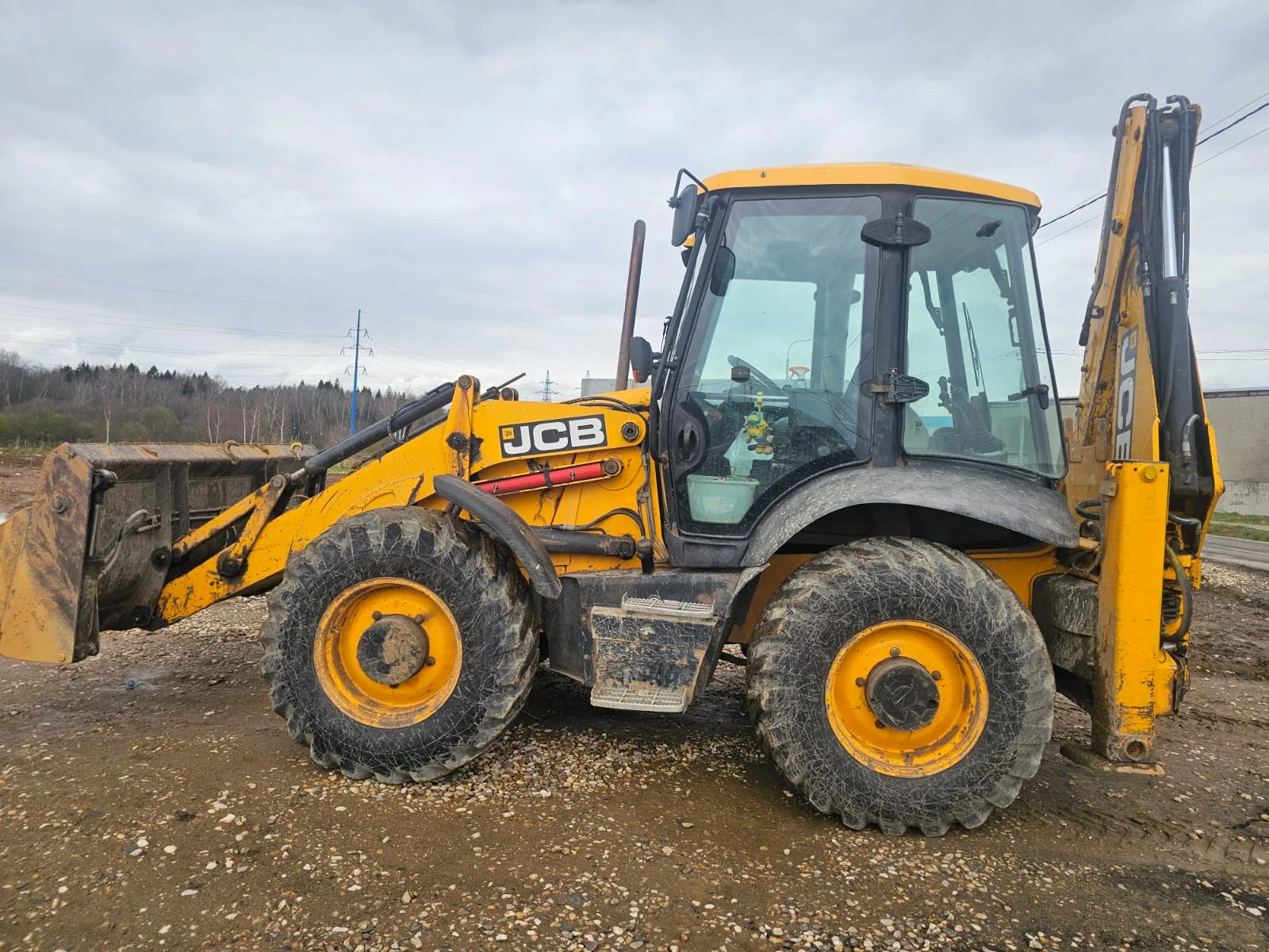 Экскаваторы-погрузчики JCB и CAT
