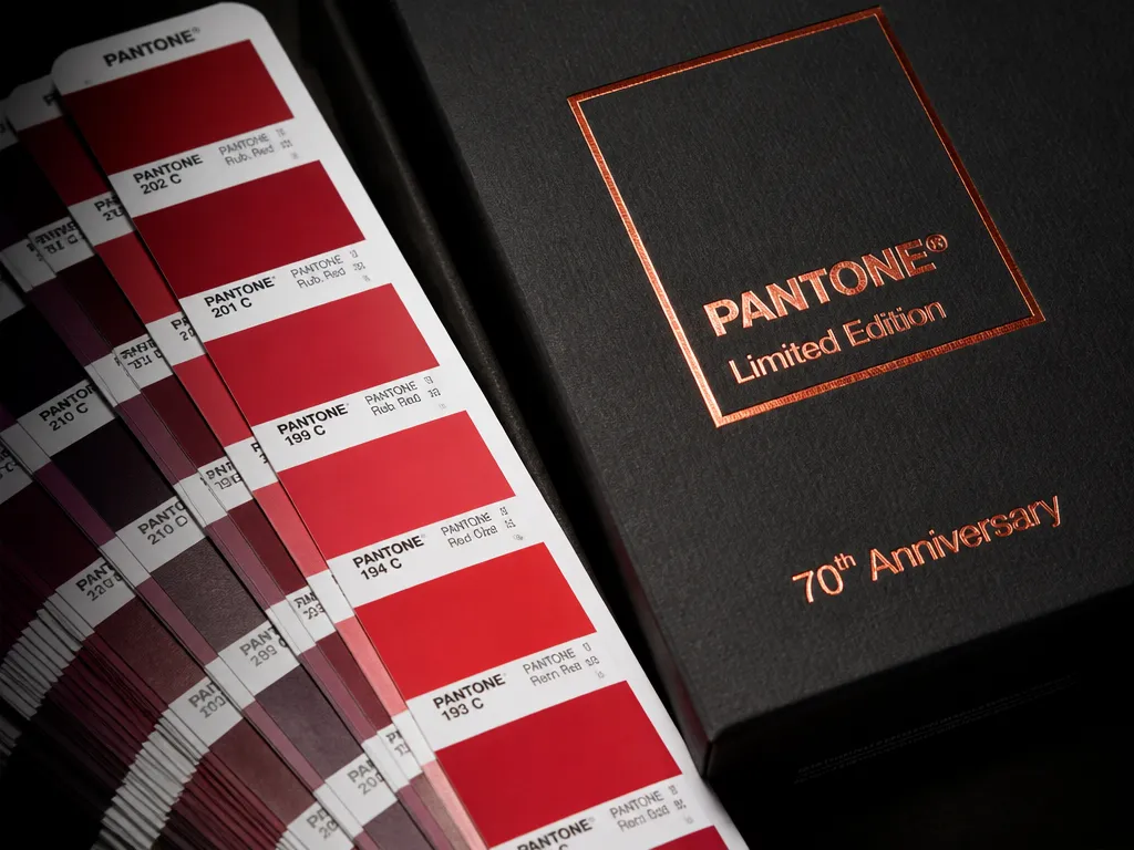Проверка печатных макетов и палитры Pantone