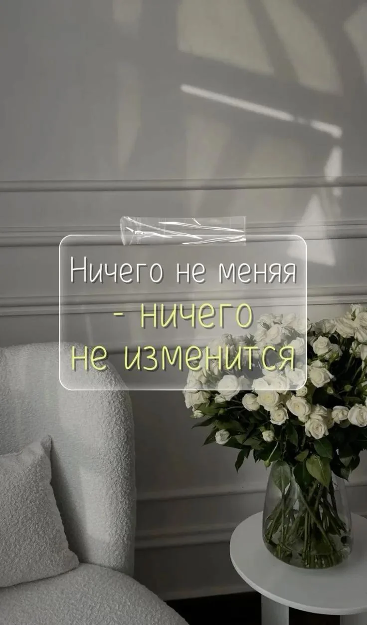 Уютный рабочий стол с тетрадью в мягком естественном свете