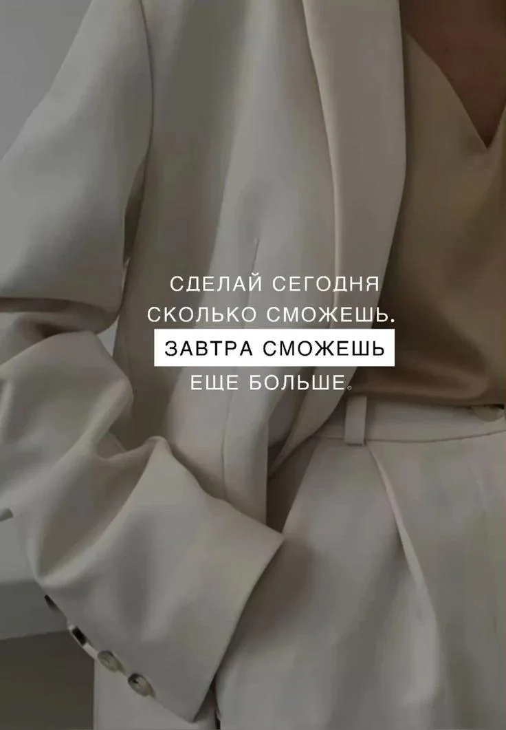 Спокойный уголок комнаты с мягким светом и зелеными растениями