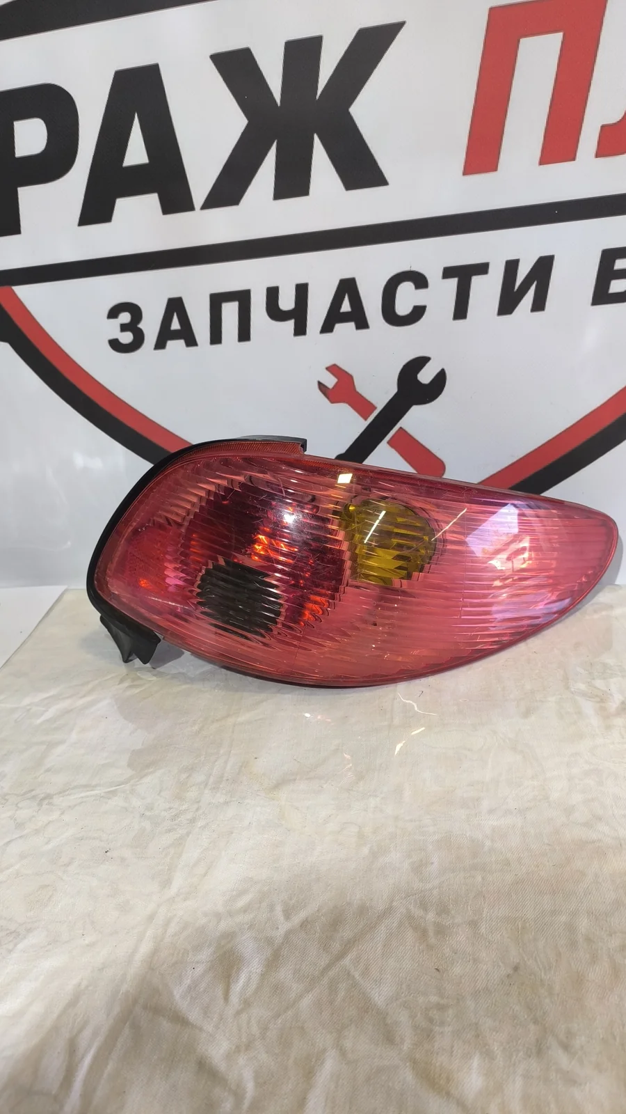 Фонарь задний правый Peugeot 206