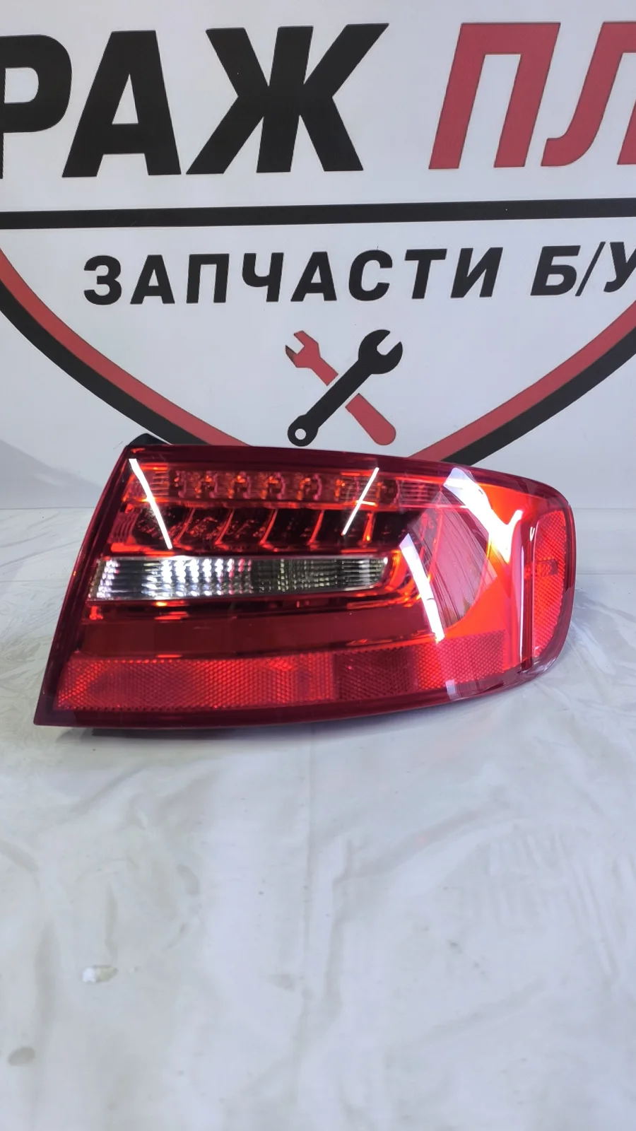 Фонарь задний правый Audi A4 B8