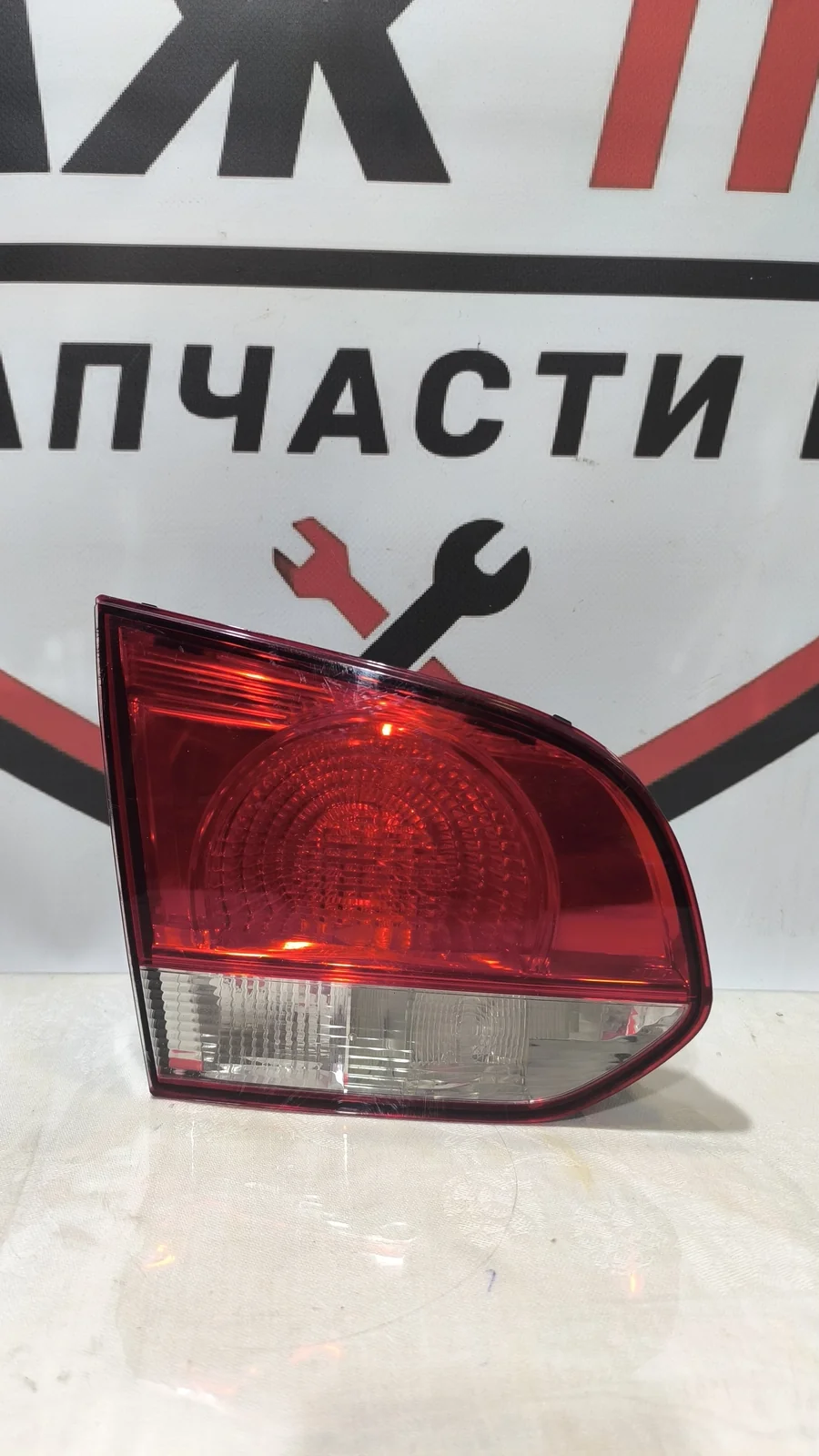 Фонарь левый в крышку VW Golf 6