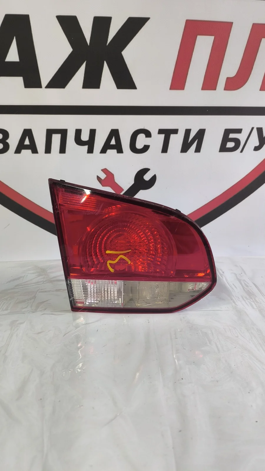 Фонарь задний левый внутренний VW Golf 6
