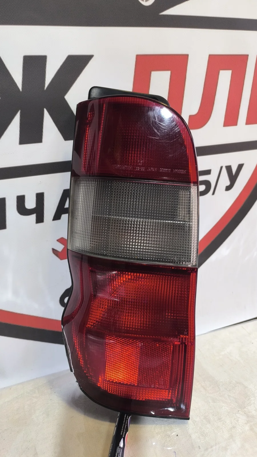 Фонарь задний левый Toyota Hiace 5