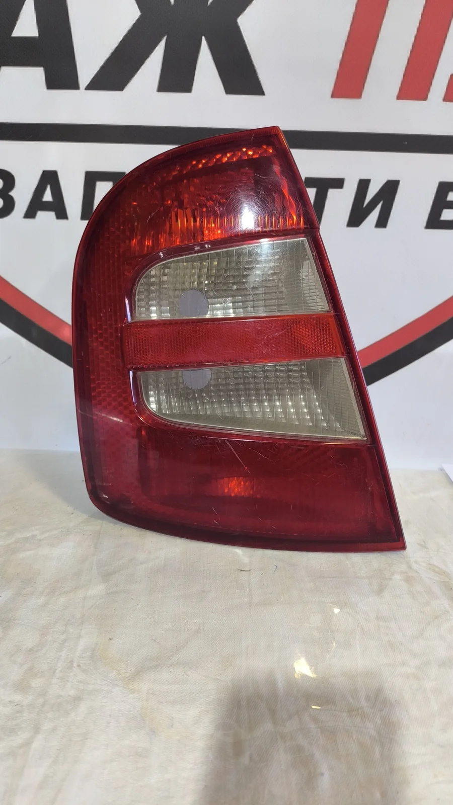 Фонарь задний левый Skoda Fabia