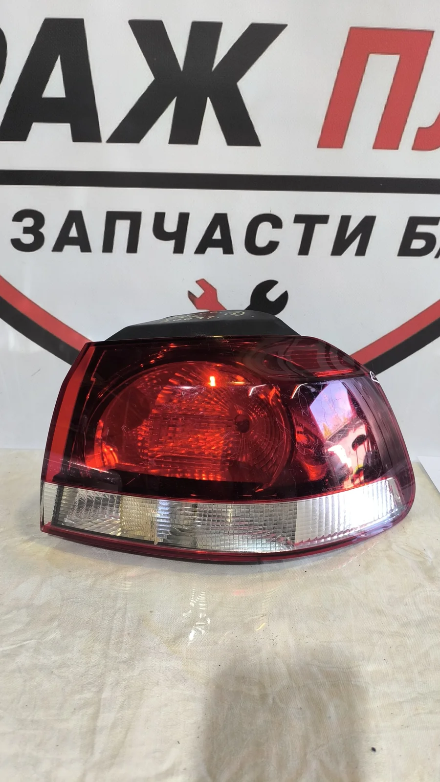Фонарь задний правый VW Golf 6