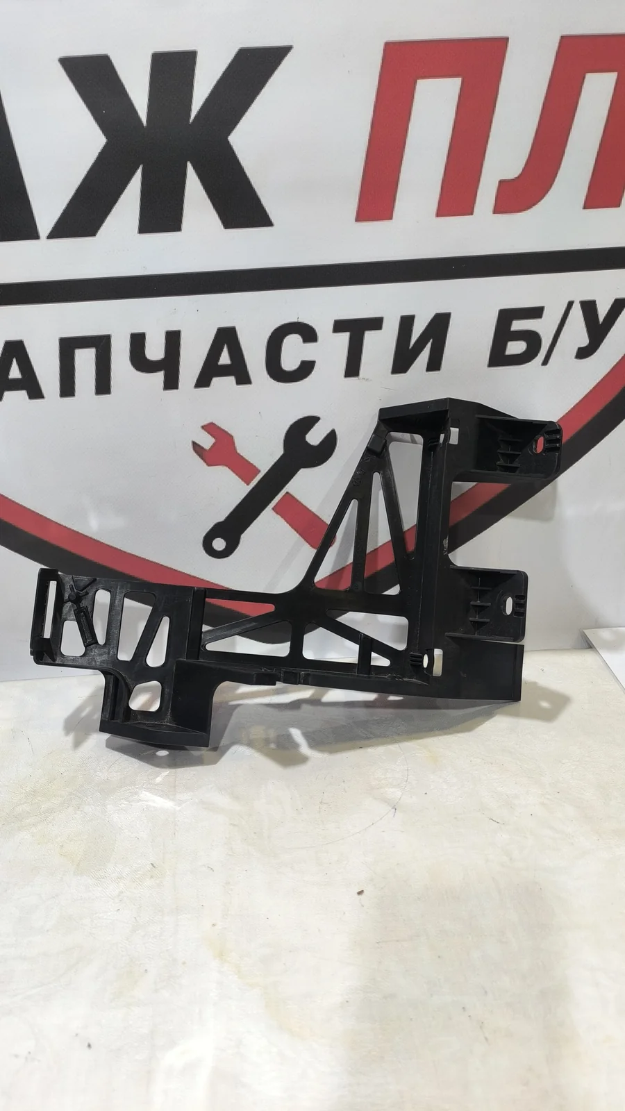 Кронштейн блока предохранителей Ford Transit 8