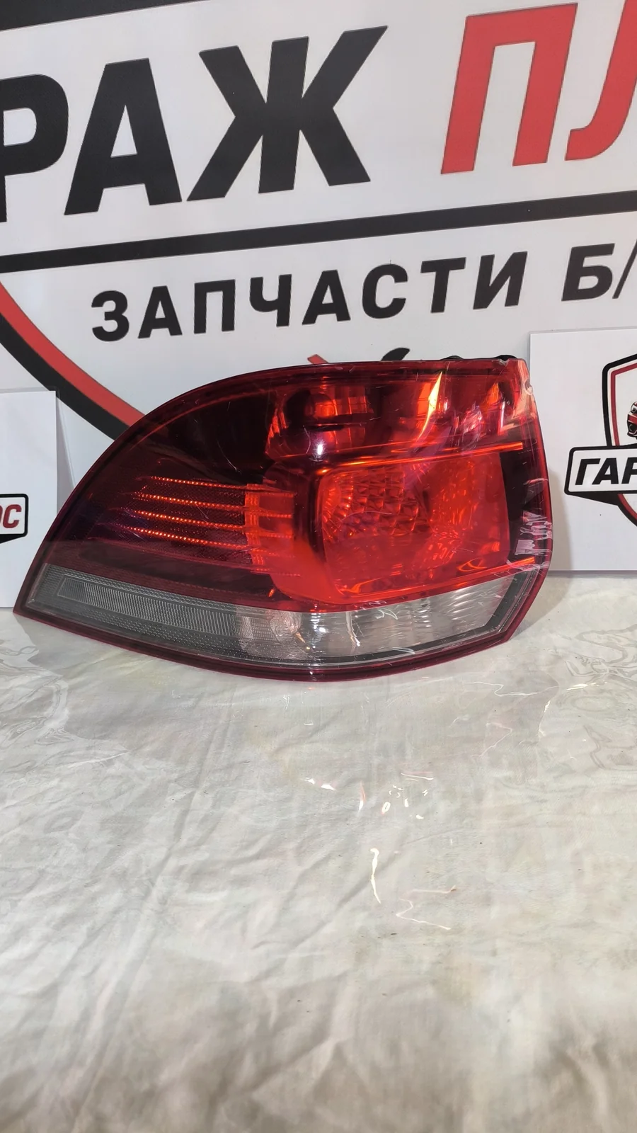 Фонарь задний левый VW Golf 5