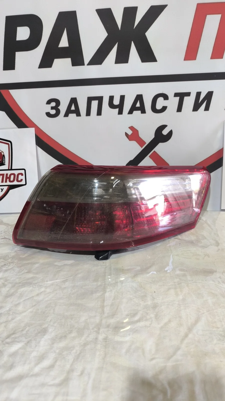 Фонарь задний правый Toyota Camry 40