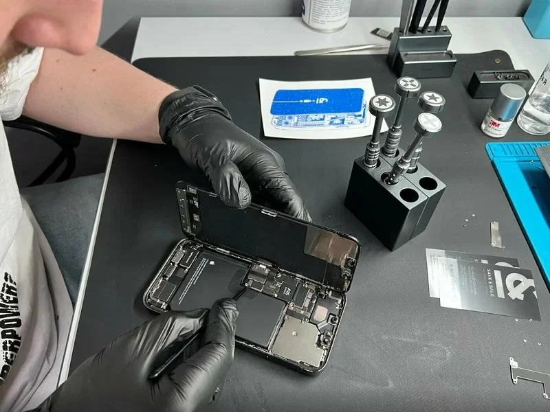 Замена экрана и перенос микросхемы дисплея на iPhone 13 Pro