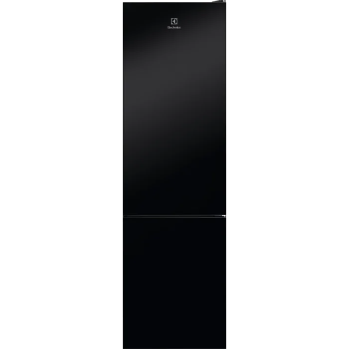 Мастер ремонтирует холодильник Electrolux