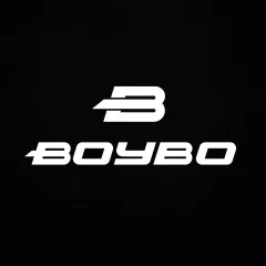 Боксёр в экипировке BOYBO работает на лапы