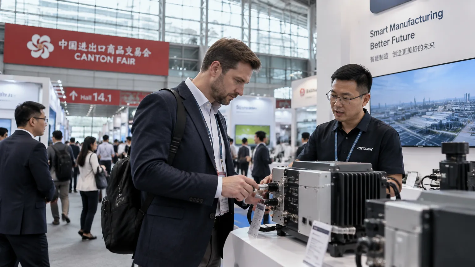 Предприниматели на стенде международной промышленной выставки Canton Fair в Гуанчжоу