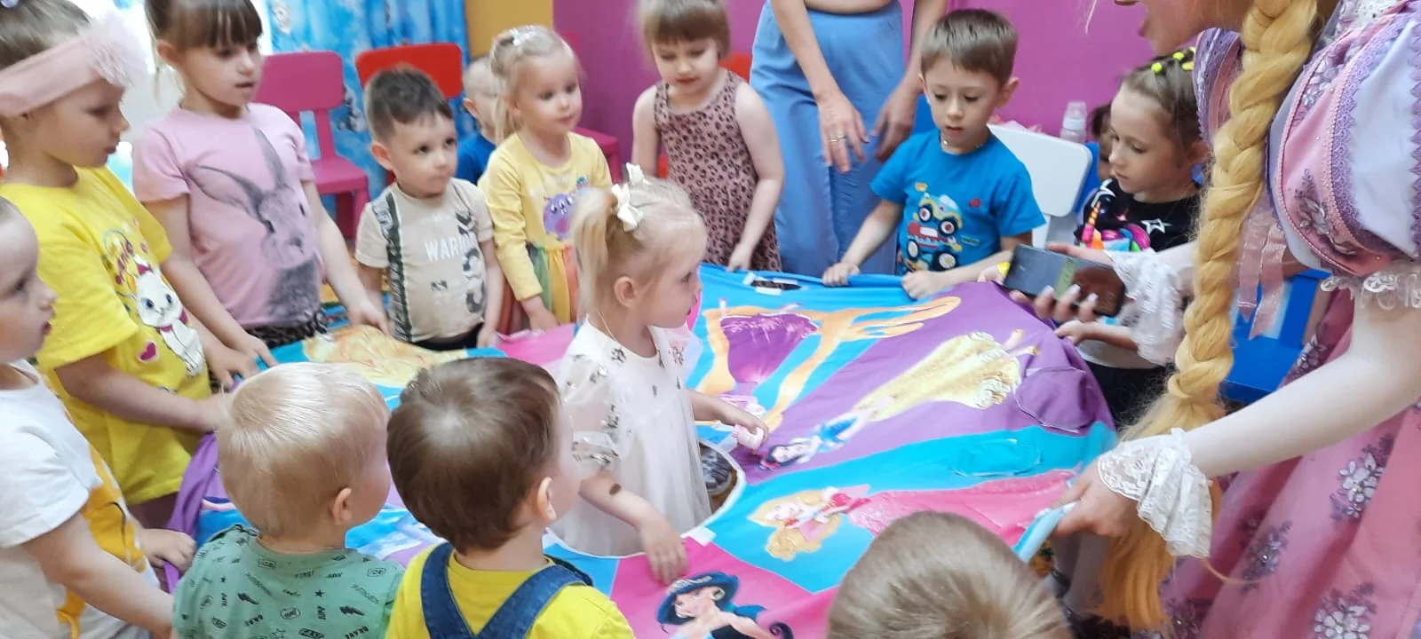 Ребёнок учится писать на занятии в детском саду «Умка»