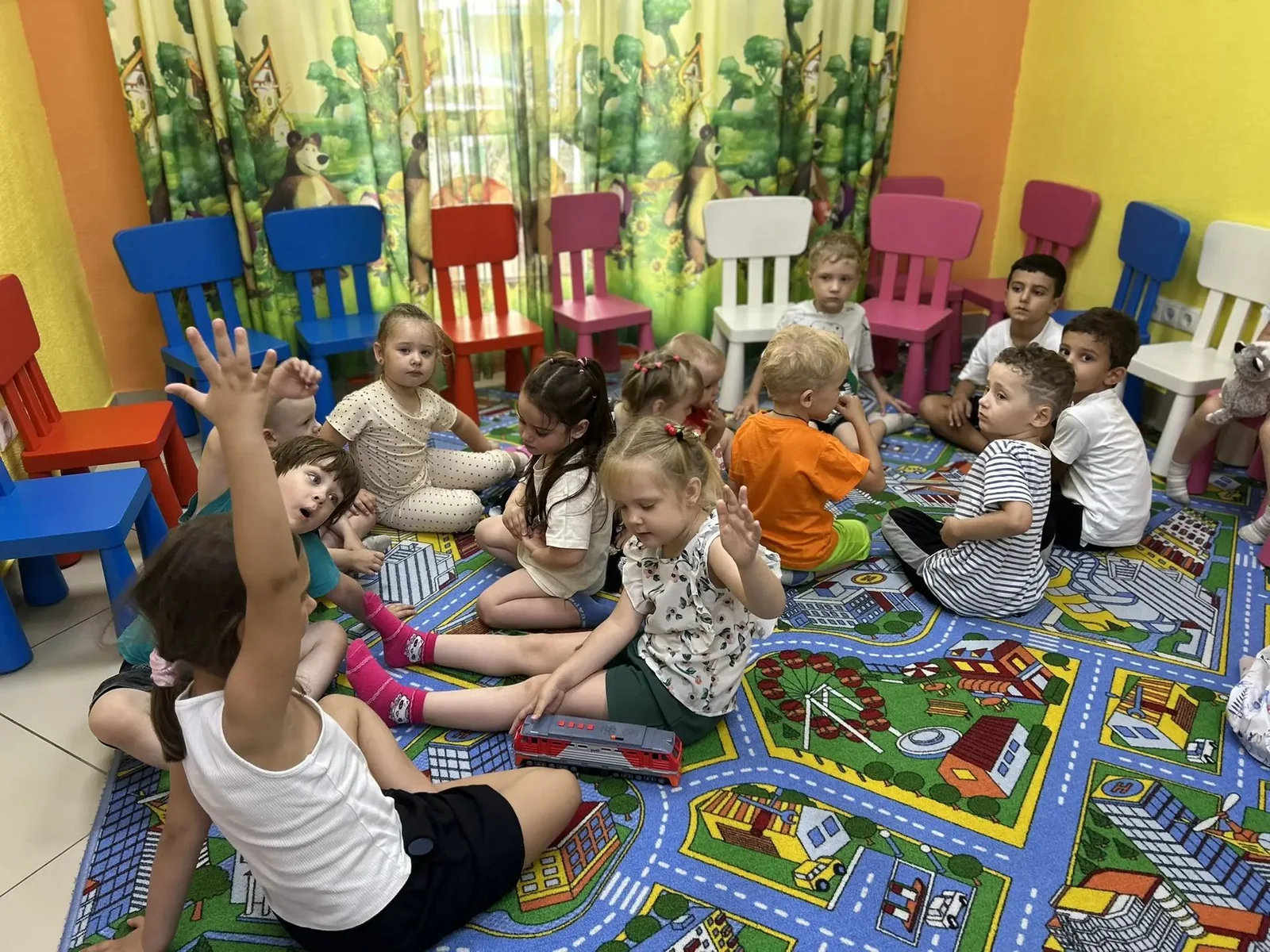 Воспитатель проводит развивающее занятие в игровой форме с малышами