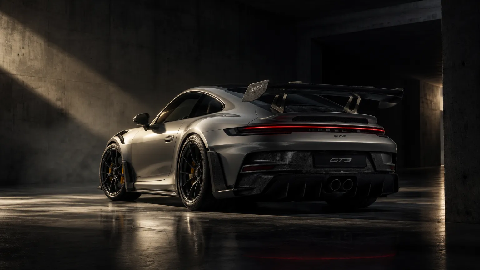 Porsche 911 GT3 серебристого цвета, доставленный из Германии