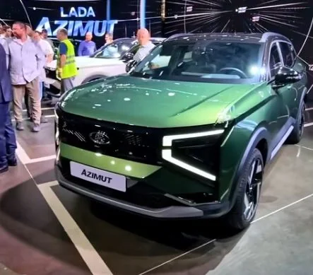 Автожурналист изучает интерьер кроссовера LADA Azimut