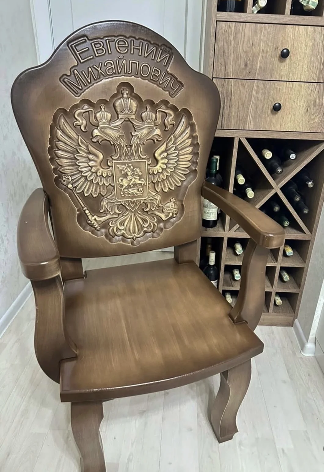Трон с кожаной стяжкой из мастерской